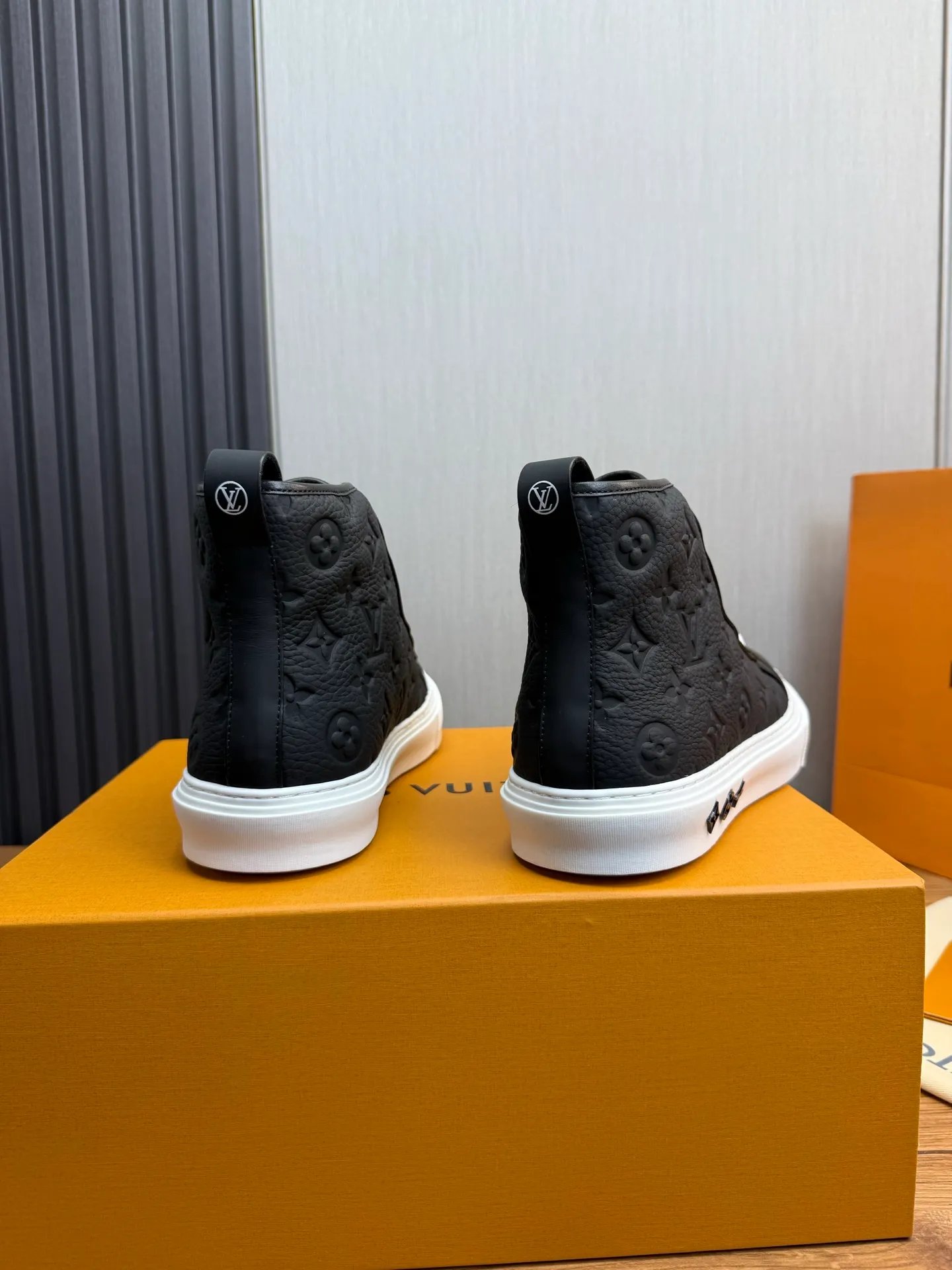 Men's shoes 💰840💰 LOUIS VUITTON [Luden Yiwei] The new trendy Lv is on the market 🎁, casual and fashionable men's shoes 👟 1:1 shipment ⬆️The upper is made of imported cowhide + cowhide mesh lining, the original wear-resistant rubber outsole, the version is simple and elegant, exclusive for trendy men. 38-45 (38.45 is non-refundable if made to order)